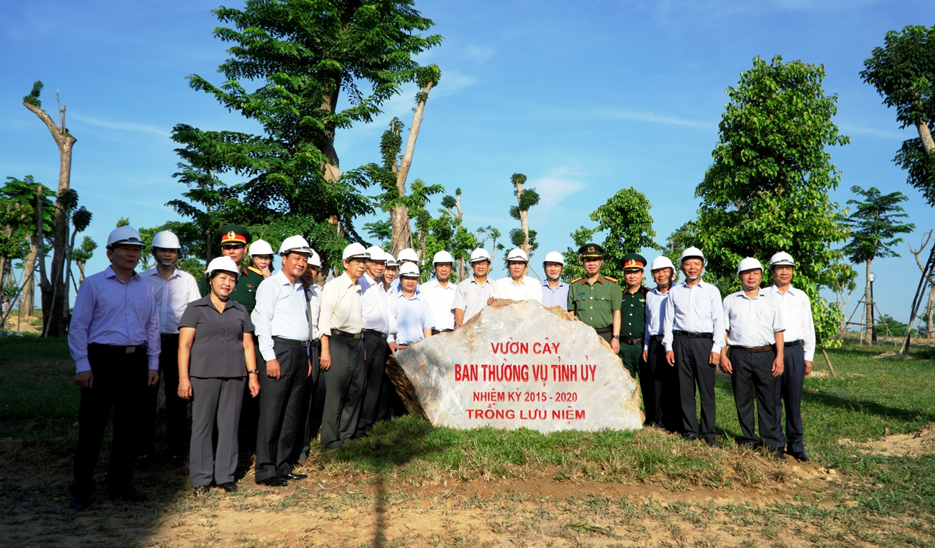 Các đồng trong Ban Thường vụ Tỉnh ủy chụp ảnh lưu niệm tại vườn cây trong khuôn viên Quảng trường Hồ Chí Minh.