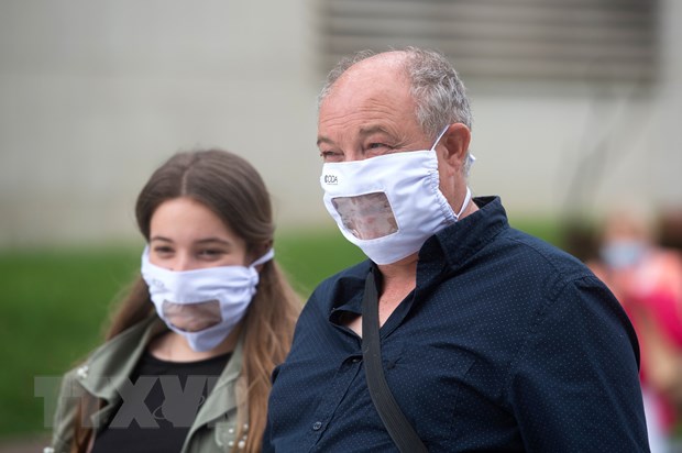 Người dân đeo khẩu trang phòng lây nhiễm COVID-19 tại San Sebastian, Tây Ban Nha,ngày 12-6-2020. (Ảnh: AFP/TTXVN)