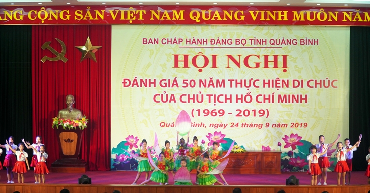 Ngàn hoa dâng Bác.