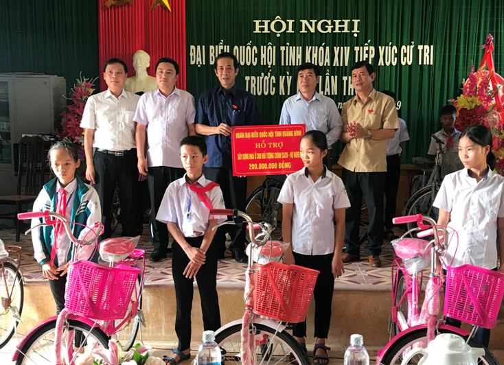Đoàn đại biểu Quốc hội tỉnh trao quà hỗ trợ các đối tượng chính sách, hộ nghèo huyện Bố Trạch.