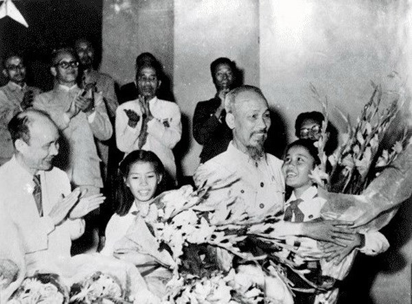  Chủ tịch Hồ Chí Minh tại Đại hội thành lập Mặt trận Tổ quốc Việt Nam, tổ chức tại Hà Nội, tháng 9-1955.