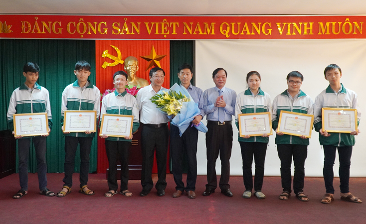 Đồng chí Giám đốc Sở Giáo dục-Đào tạo Đinh Quý Nhân tặng giấy khen cho các học sinh trong đội tuyển Vật lý tham dự Kỳ thi chọn học sinh giỏi quốc gia năm học 2019-2020, em Trần Anh Kiệt (ngoài cùng bên phải).