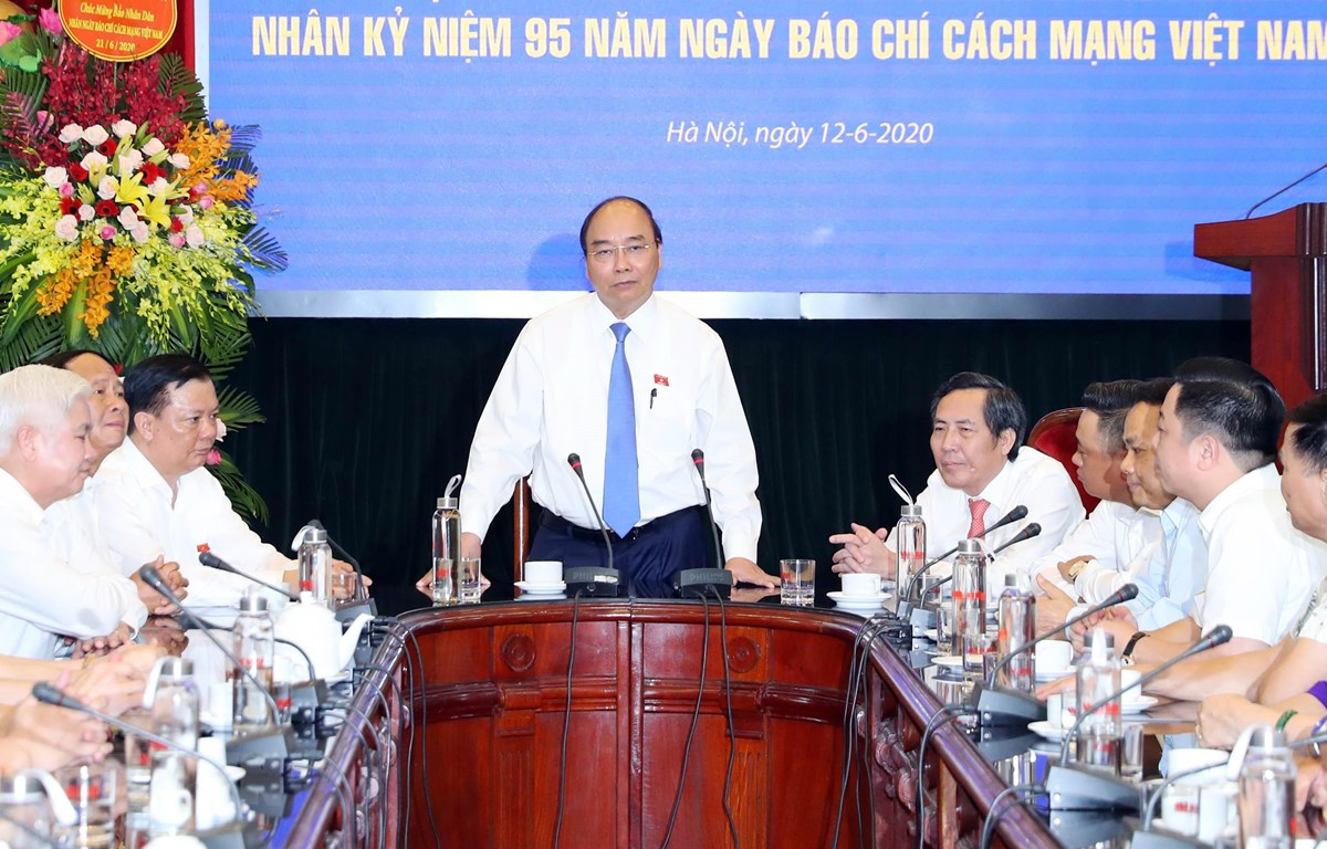 Thủ tướng Nguyễn Xuân Phúc phát biểu khi đến thăm, chúc mừng Báo Nhân Dân nhân dịp kỷ niệm 95 năm Ngày Báo chí Cách mạng Việt Nam. (Ảnh: Thống Nhất/TTXVN)