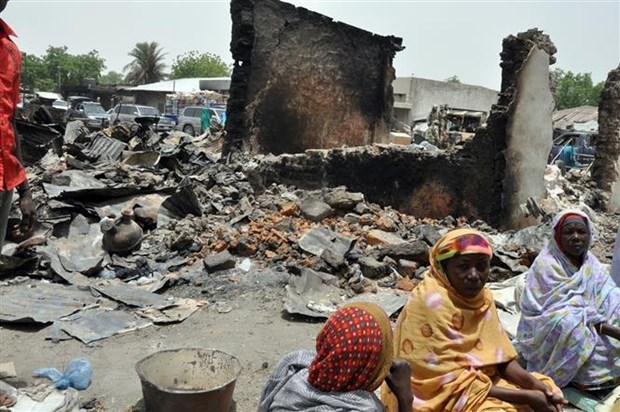 Hiện trường một vụ tấn công tại Ngala, huyện Gamboru Ngala, bang Borno, Đông Bắc Nigeria. (Nguồn: AFP/TTXVN)