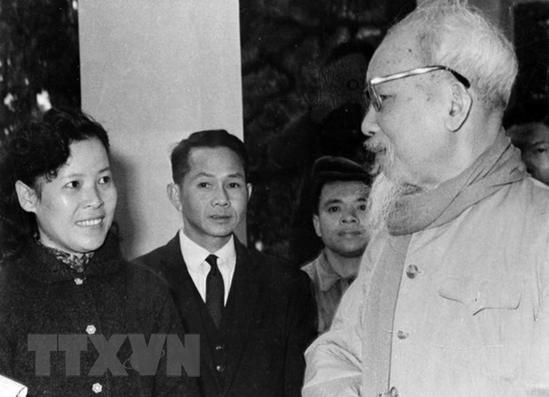 Chủ tịch Hồ Chí Minh dặn dò nữ phóng viên Tuệ Oanh của Việt Nam Thông tấn xã về cách viết tin trong dịp đưa tin cuộc bầu cử Quốc hội khóa III - ngày 26-4-1964. (Ảnh: Tư liệu TTXVN)