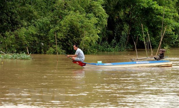 Người dân xã Vĩnh Lộc (An Phú, An Giang) bắt cá trên sông. (Ảnh: Công Mạo/TTXVN)