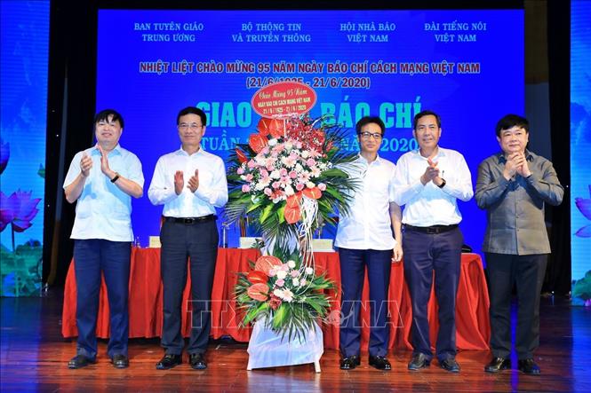  Phó Thủ tướng Vũ Đức Đam tặng lẵng hoa chúc mừng đội ngũ những người làm báo nhân kỷ niệm 95 năm Ngày Báo chí Cách mạng Việt Nam. Ảnh: Minh Quyết/TTXVN
