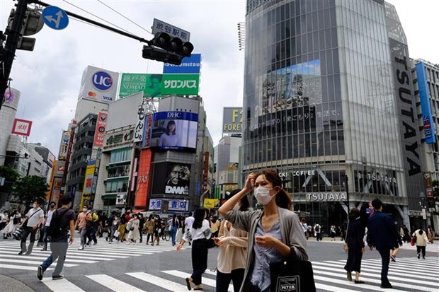 Người dân đeo khẩu trang phòng lây nhiễm COVID-19 trên một đường phố ở Tokyo, Nhật Bản, ngày 25/5/2020. (Ảnh: AFP/TTXVN)