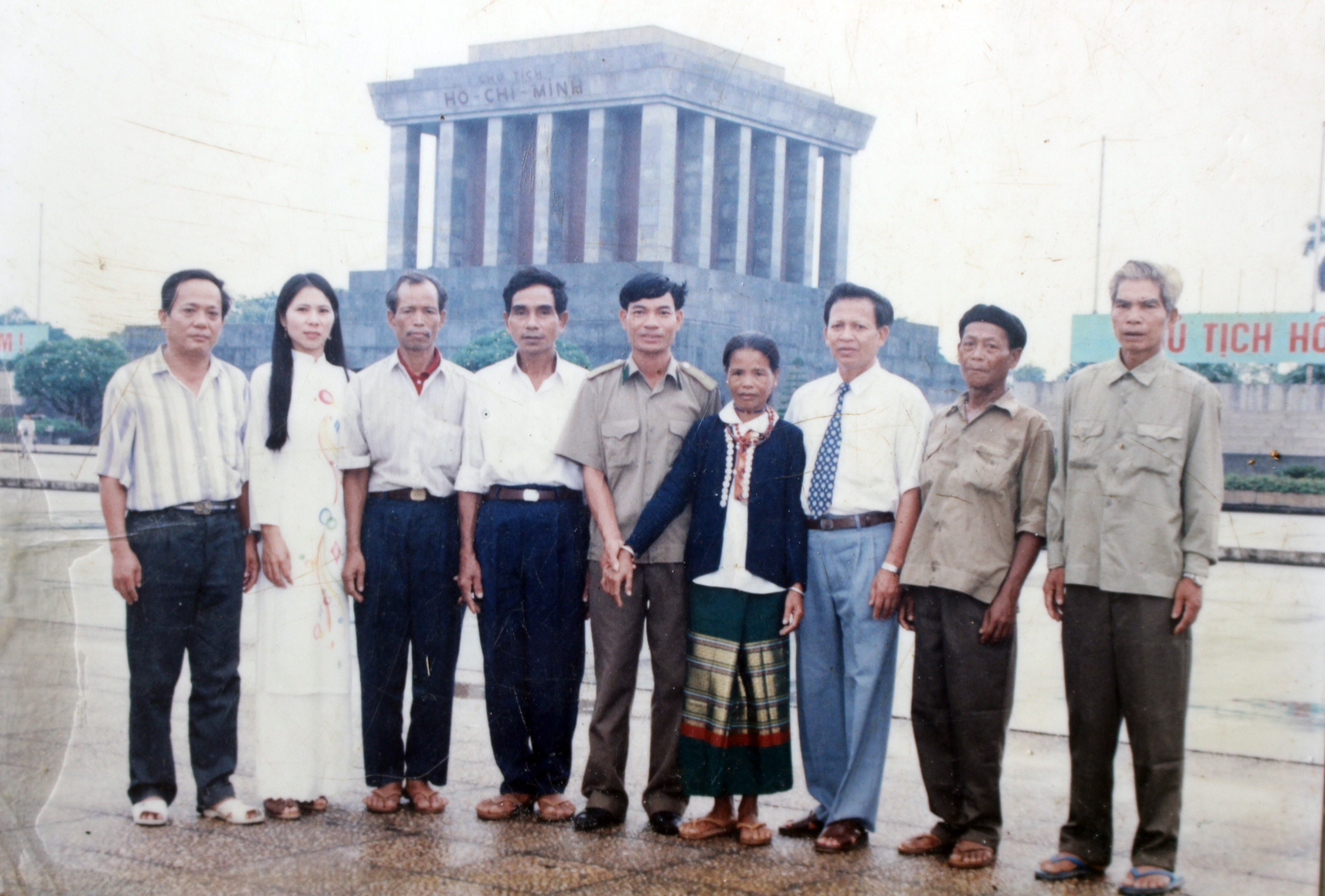  Mế Bông chụp ảnh lưu niệm trước lăng Chủ tịch Hồ Chí Minh cùng đoàn đại biểu tỉnh Quảng Bình năm 1996. 