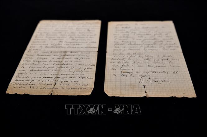  Bức thư viết tay của danh họa Vincent Van Gogh và Paul Gauguin được trưng bày tại nhà đấu giá Drouot ở Paris, Pháp, ngày 15-6-2020. Ảnh: AFP/TTXVN