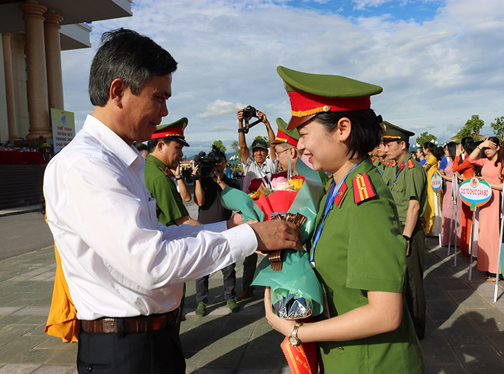 Đồng chí Trần Thắng, Phó Bí thư Thường trực Tỉnh ủy tặng hoa chúc mừng các đoàn tham gia thi đấu