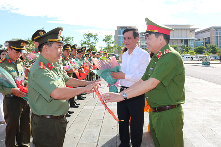 Thiếu tướng Lê Quốc Hùng, Thứ trưởng Bộ Công an tặng cờ lưu niệm các đoàn