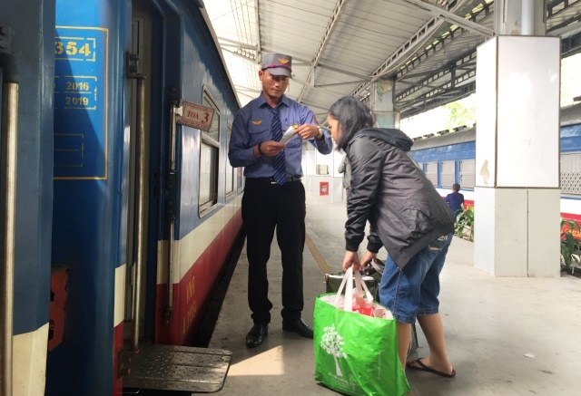  Nhân viên kiểm tra vé tàu của hành khách tại ga Sài Gòn.