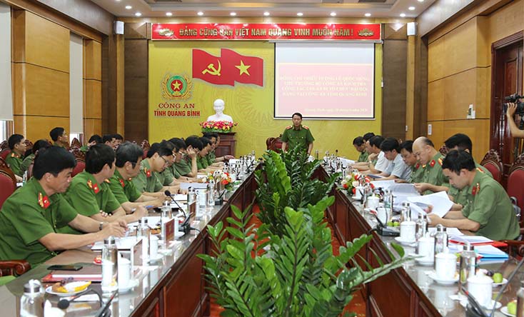 Đồng chí Thiếu tướng Lê Quốc Hùng, Thứ trưởng Bộ Công an kiểm tra công tác chuẩn bị Đại hội Đảng tại Đảng bộ Công an tỉnh Quảng Bình