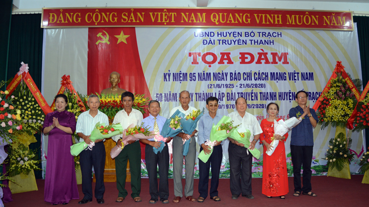 Chủ tịch Hội Nhà báo Việt Nam tỉnh Lê Khánh Hòa và lãnh đạo Đài TT-TH huyện Bố Trạch tặng hoa và quà cho các thế hệ cán bộ công nhân viên và cộng tác viên của Đài TT-TH huyện đã nghỉ hưu.
