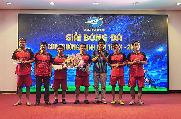 Ban Tổ chức trao giải nhì cho đội Báo Quảng Bình