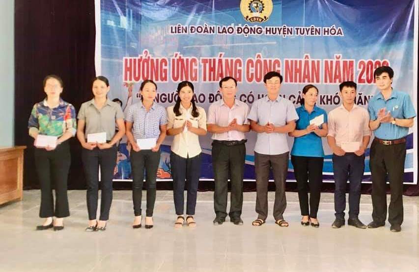  LĐLĐ huyện Tuyên Hóa hỗ trợ cho các đoàn viên, NLĐ có hoàn cảnh khó khăn nhân  