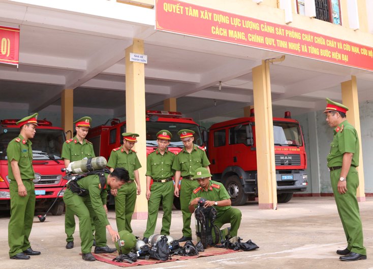 Lực lượng Cảnh sát PCCC -CNCH Công an tỉnh kiểm tra trang thiết bị trước lúc làm nhiệm vụ.
