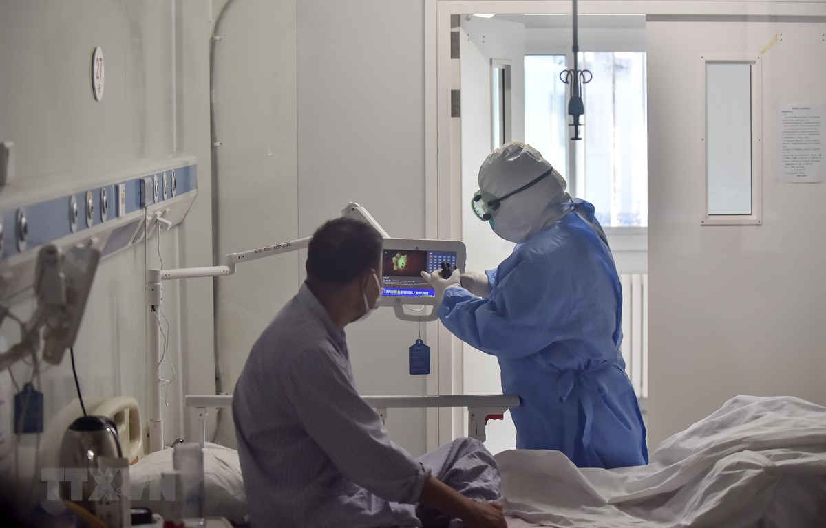Nhân viên y tế chăm sóc bệnh nhân COVID-19 tại bệnh viện ở Bắc Kinh, Trung Quốc, ngày 16-6-2020. (Ảnh: THX/TTXVN)