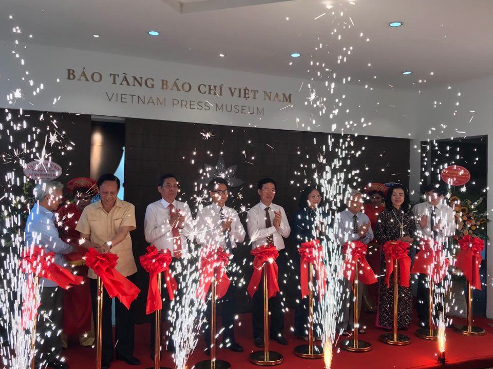 Lễ cắt băng khai trương trưng bày Bảo tàng Báo chí Việt Nam.