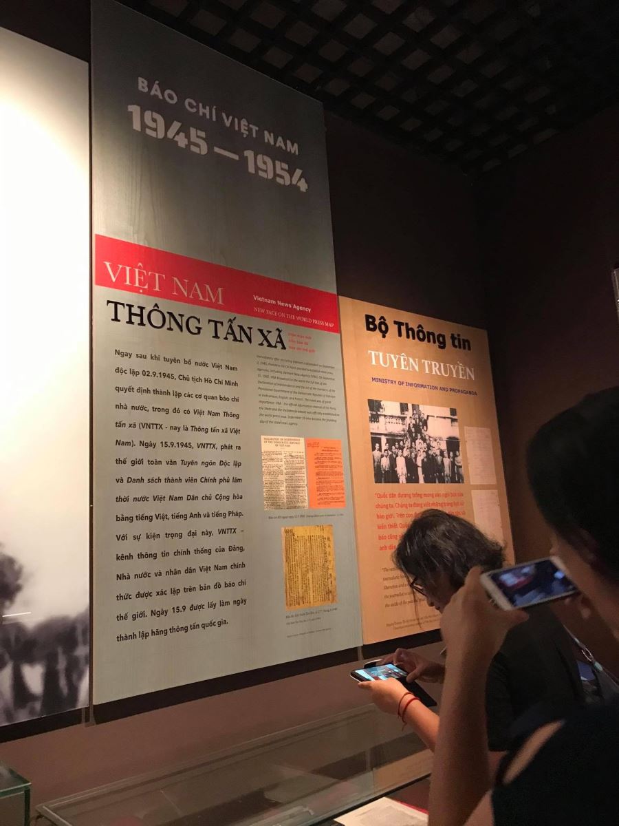 Gian trưng bày về Thông tấn xã Việt Nam được nhiều khách tham quan quan tâm.