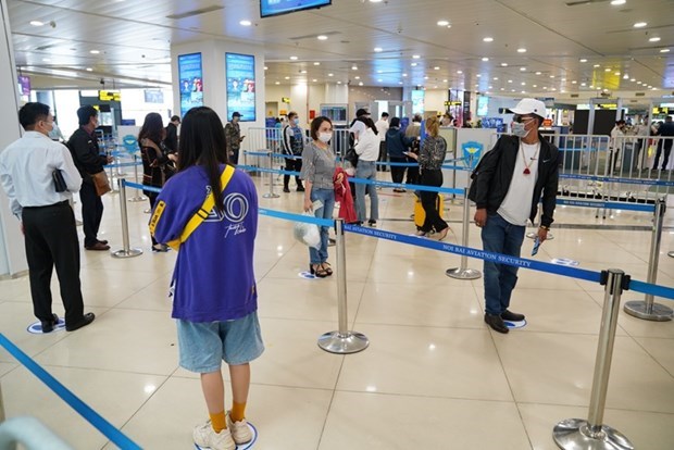Hành khách làm thủ tục tại sân bay Nội Bài. (Ảnh: Phan Công/Vietnam+)