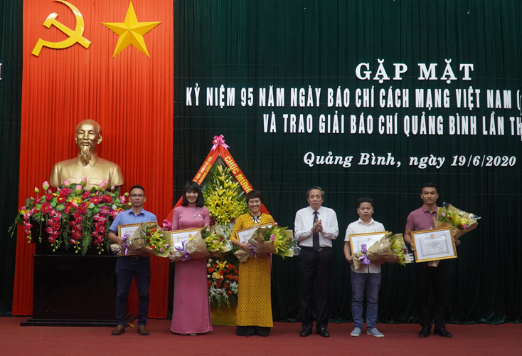 Đồng chí Bí thư Tỉnh ủy, Hoàng Đăng Quang Trao giải A cho các tác giả đạt giải Báo chí Quảng Bình năm 2019.