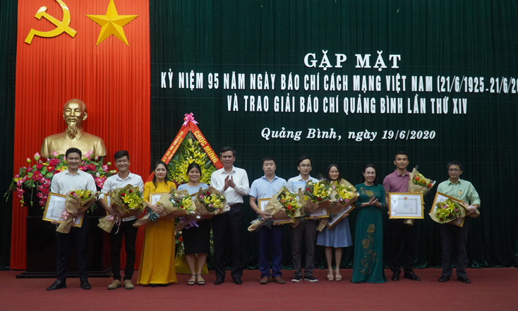 Các đồng chí Phó Bí thư Tỉnh ủy Trần Thắng và Chủ tịch Uỷ ban MTTQVN tỉnh Phạm Thị Hân trao giải B cho các tác giả đạt giải.