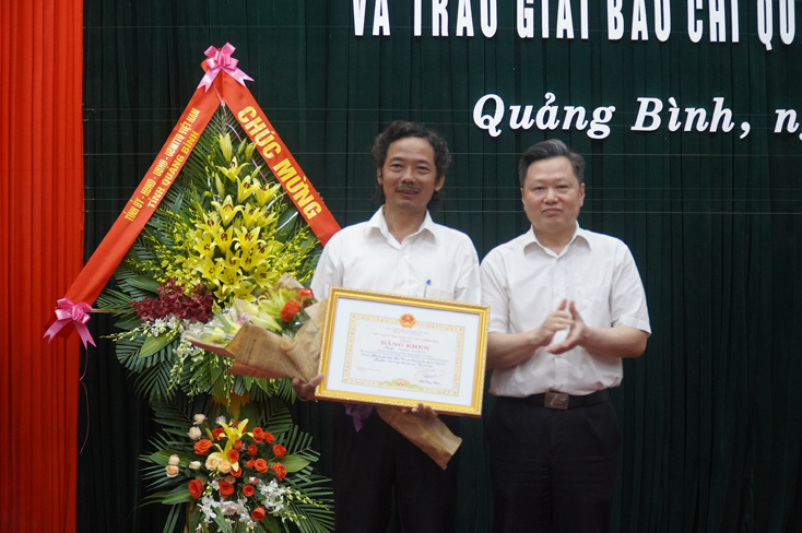 Đồng chí Nguyễn Tiến Hoàng, Tỉnh ủy viên, Phó Chủ tịch UBND tỉnh trao bằng khen cho nhà báo Tâm Phùng.
