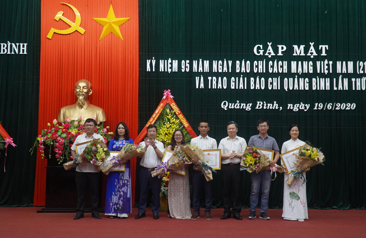 Đồng chí Trưởng Ban Tuyên giáo Tỉnh ủy Cao Văn Định và Phó Chủ tịch UBND tỉnh Nguyễn Tiến Hoàng trao giải C cho các tác giả đạt giải.