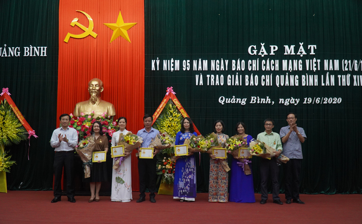  Lãnh đạo Hội Nhà báo Việt Nam tỉnh trao Kỷ niệm chương  
