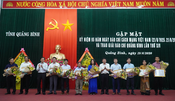  Lãnh đạo Sở Thông tin-Truyền thông và Báo Quảng Bình trao giải Khuyến khích cho các tác giả đạt giải.