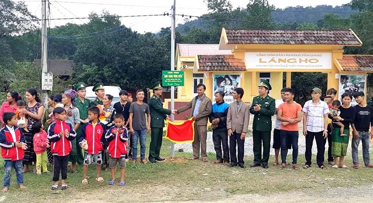 Lãnh đạo Bộ chỉ huy BĐBP tỉnh trao tặng công trình ánh sáng vùng biên cho xã biên giới Kim Thủy (huyện Lệ Thủy). 