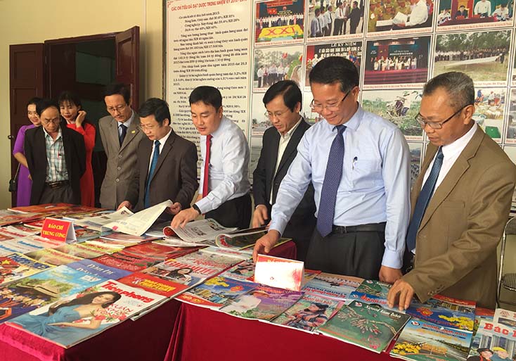 Các đại biểu xem các ấn phẩm đặc biệt tại Hội báo xuân Canh Tý 2020 do Hội Nhà báo Việt Nam tỉnh Quảng Bình và huyện Bố Trạch phối hợp tổ chức. Ảnh A.T 