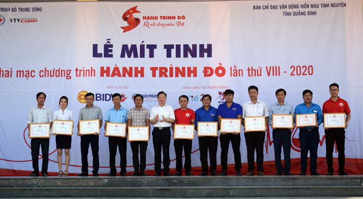 Tôn vinh cá nhân và tình nguyện viên tiêu biểu trong công tác vận động và tham gia HMTN