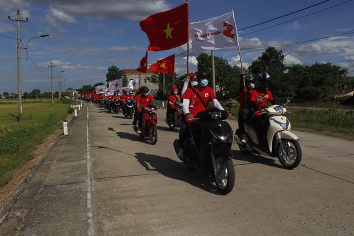 lực lượng tình nguyện viên của Hội Chữ Thập đỏ huyện Lệ Thủy và CLB thanh niên vận động HMTN tỉnh diễu hành cổ động tại các trục đường chính của huyện Lệ Thủy