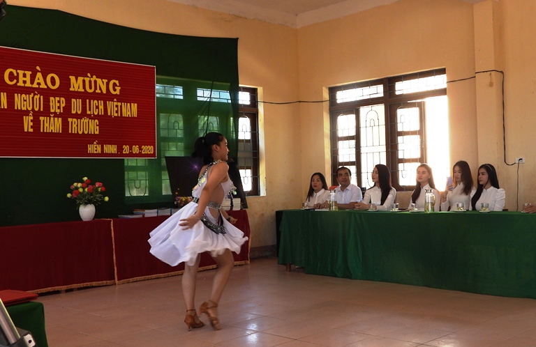 Tiết Dance sport do Quán quân Tài năng trẻ Việt Nam Nguyễn Trần Trúc Ly biểu diễn
