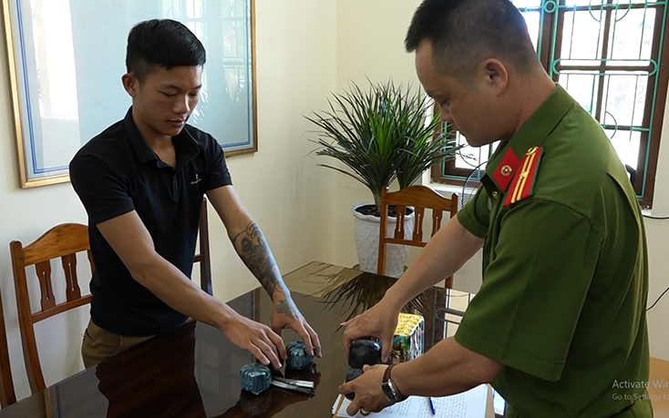 Số mìn tự chế và pháo được anh Lê Xuân Hào tự nguyện giao nộp tại Phòng Cảnh sát Hình sự.