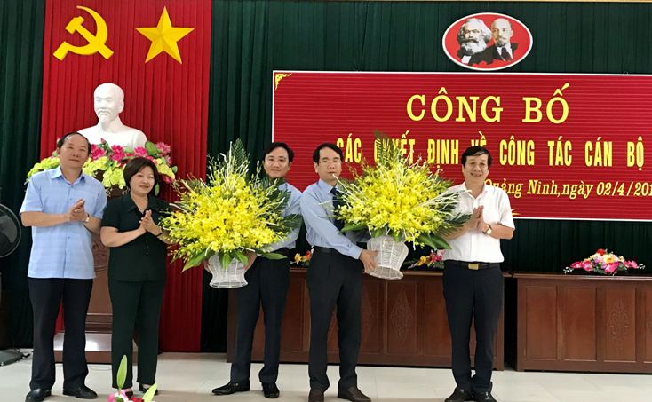  Các đồng chí trong Ban Thường vụ Tỉnh ủy tặng hoa chúc mừng các đồng chí được điều động, bổ nhiệm chức vụ mới tại huyện Quảng Ninh năm 2019.