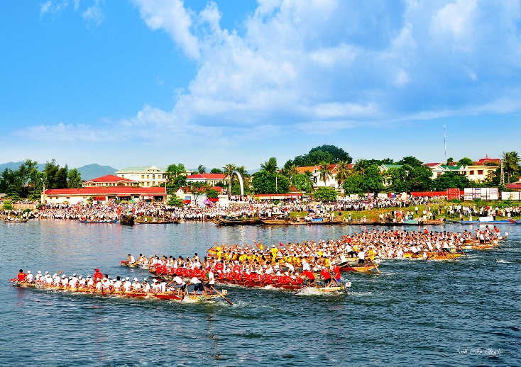 Lễ hội đua thuyền truyền thống trên sông Nhật Lệ là một trong những điểm nhấn của du lịch Quảng Ninh.