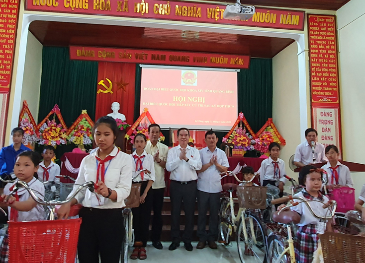 Các ĐBQH trao xe đạp cho học sinh có hoàn cảnh khó khăn trên địa bàn huyện Lệ Thủy