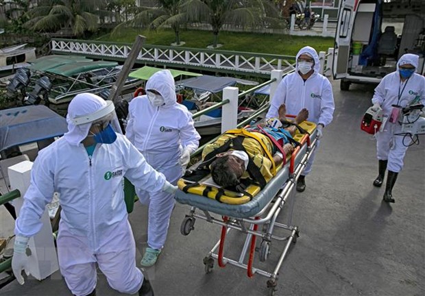 Nhân viên y tế chuyển bệnh nhân mắc COVID-19 tới bệnh viện ở Breves, Brazil. (Nguồn: AFP/TTXVN)