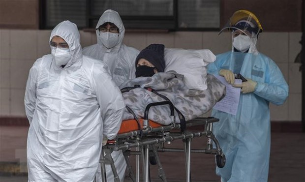  Nhân viên y tế chuyển bệnh nhân mắc COVID-19 tại một bệnh viện ở Santiago, Chile ngày 18-6-2020. (Nguồn: AFP/TTXVN)