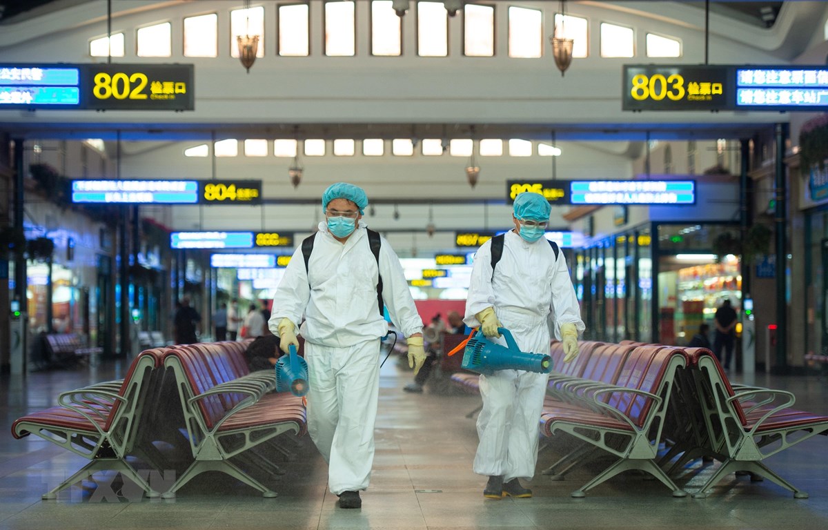 Phun thuốc khử trùng nhằm ngăn chặn sự lây lan của dịch COVID-19 tại một nhà ga ở Bắc Kinh, Trung Quốc. (Ảnh: THX/TTXVN)