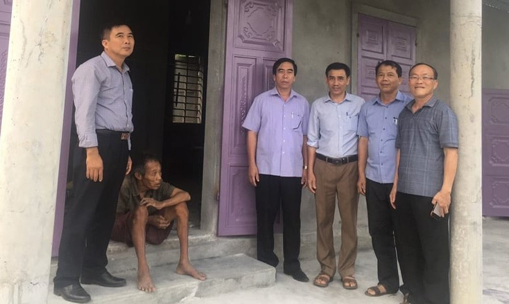 Đại diện lãnh đạo Ủy ban MTTQVN huyện Quảng Trạch bàn giao nhà Đại đoàn kết cho hộ nghèo trên địa bàn