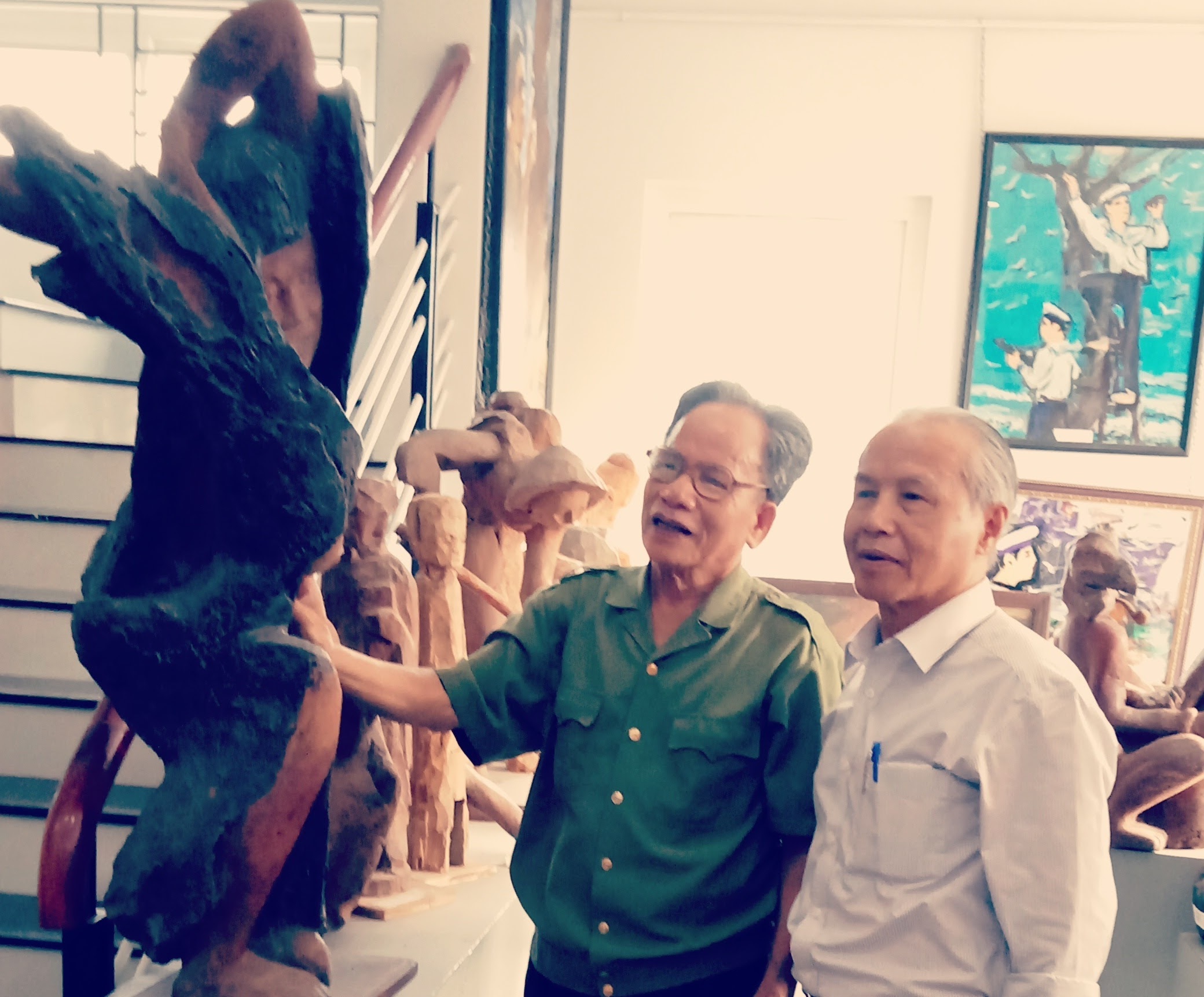  Tác giả và Anh hùng LLVT Lê Duy Ứng tại phòng trưng bày tranh tượng.