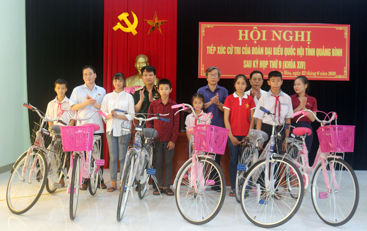 Tổ ĐBQH tỉnh trao 80 chiếc xe đạp cho các em học sinh có hoàn cảnh khó khăn