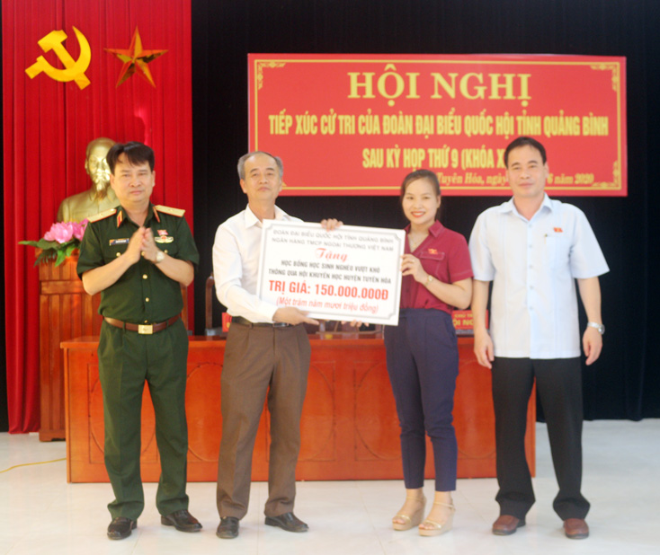 Trao tặng 150 triệu đồng quỹ học bổng cho học sinh nghèo vượt khó trên địa bàn huyện cho Hội khuyến học huyện Tuyên Hóa  