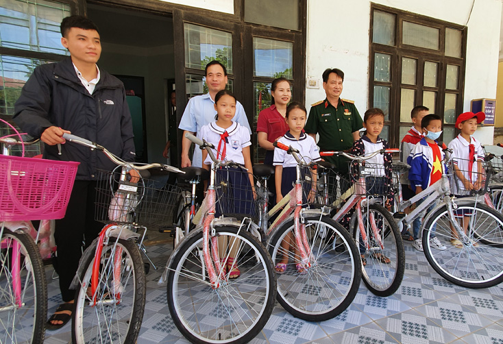 Đoàn ĐBQH tỉnh trao 80 chiếc xe đạp cho các em học sinh có hoàn cảnh khó khăn