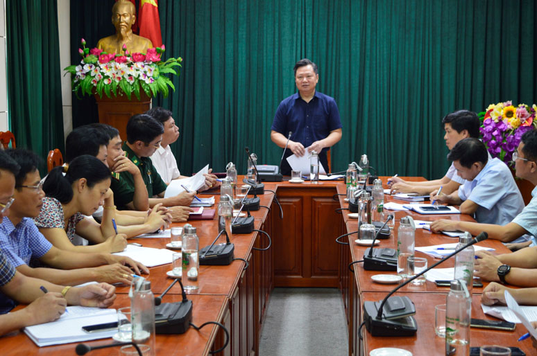Đồng chí Nguyễn Tiến Hoàng kết luận tại cuộc họp về công tác triển khai dự án thiết lập hệ thống truyền dẫn và mạng truy nhập băng rộng cố định tại 2 xã Tân Trạch, Thượng Trạch, huyện Bố Trạch.